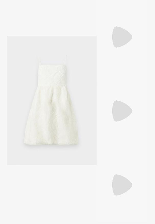 Rochie albă cu bretele subțiri, model floral texturat, bust strâns și fustă evazată, până la genunchi. Material ușor și delicat.; Pantofii slingback din piele lăcuită neagră, cu vârf ascuțit, bretele pentru gleznă cu catarame și accesorii din argint, și un toc subțire.; Geantă de umăr metalică aurie cu un design structurat, textură netedă și curea reglabilă. Prezintă o formă triangulară unică și cusături minimaliste.; Cercei aurii cu forme texturate și ondulate. Include studs sculpturale cu clip și un design de cerc deschis cu un finisaj cioplit.