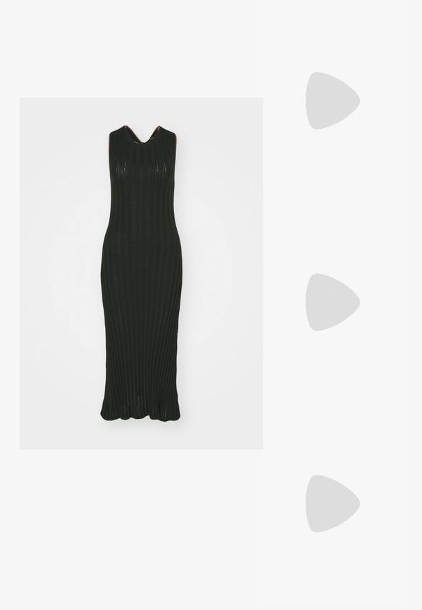 Robe en tricot côtelé noire avec une silhouette ajustée, présentant un décolleté dégagé et de subtiles perforations pour ajouter de la texture. Conception longue jusqu'au sol.; Botte de cheville en cuir marron foncé avec un bout rond, détail de ceinture enroulée, accent de boucle en or et un talon en bois épais.; Porte-monnaie en cuir noir avec texture froncée, cadre en métal argenté, fermeture à verrouillage kiss-lock et bandoulière en chaîne. Surface lisse et douce.; Boucles d'oreilles en argent en forme de Saturne, avec une planète texturée entourée d'un anneau, ornées de petits cristaux transparents et d'une tige en forme de nœud.