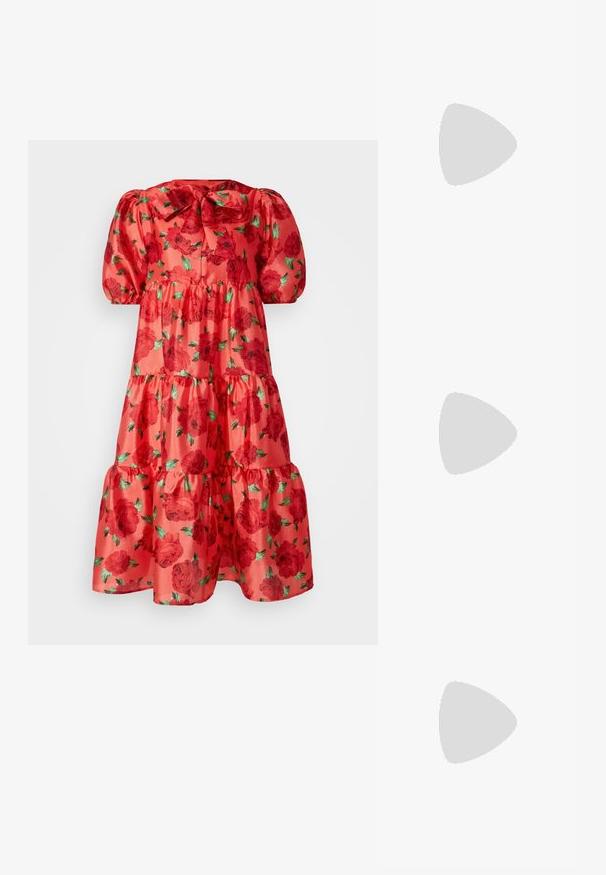 Cras DRESS - Dnevna haljina - coral; Crne cipele s izduženim vrhom i remenom oko pete, s niskom petom, izrađene od glatke kože i s izrezbarenom stranom radi prozračnosti.; Crna torba s dva kratka ručka i uklonjivom naramenicom. Glatki materijal nalik koži s zatvaračem na zatvaranje i detaljem s logom.; Srebrna dvostruka prsten s glatkom, poliranom površinom. Karakterizira ga fluidan, zakrivljen dizajn s preklapajućim sekcijama za moderan izgled.
