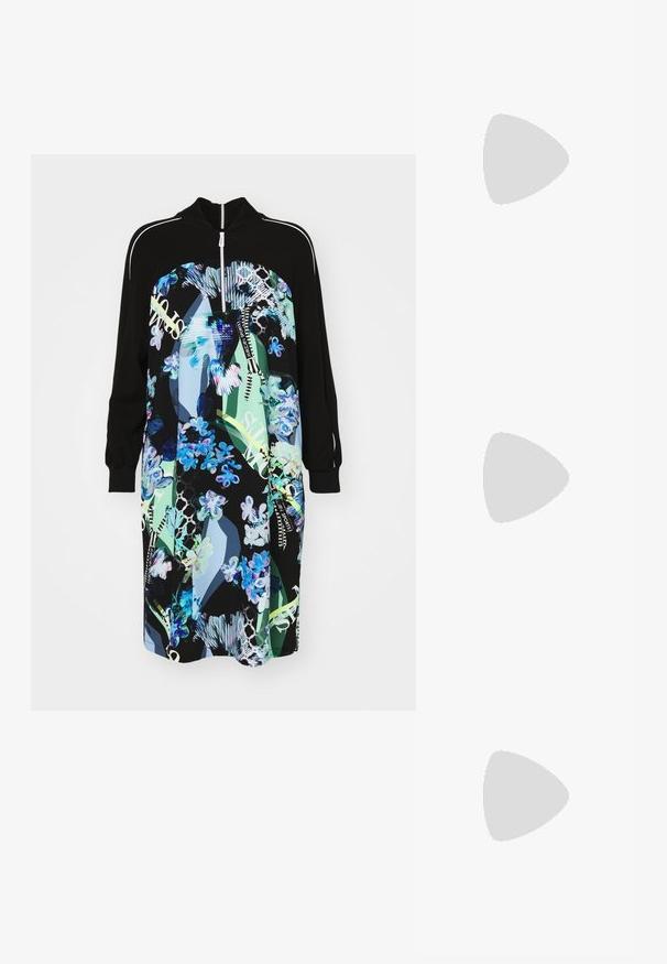 Marc Cain Freizeitkleid - soft sky; Schwarze Lederstiefel bis zum Knie mit glatter Textur, abgerundeter Spitze und klobigem Absatz. Mit dezenten Nähten und einem schlanken Design.; Schwarze Sonnenbrillen mit kantigem, Katzenaugen-Design. Silberne, verspiegelt Gläser. Schlanke, leichte Kunststoffrahmen mit dezentem Branding an den Schläfen.; Silberne Metalohrringe mit einer glatten, tröpfchenförmigen Form und einer polierten Oberfläche. Subtile Gravuren fügen Details hinzu. Minimalistisches Design.