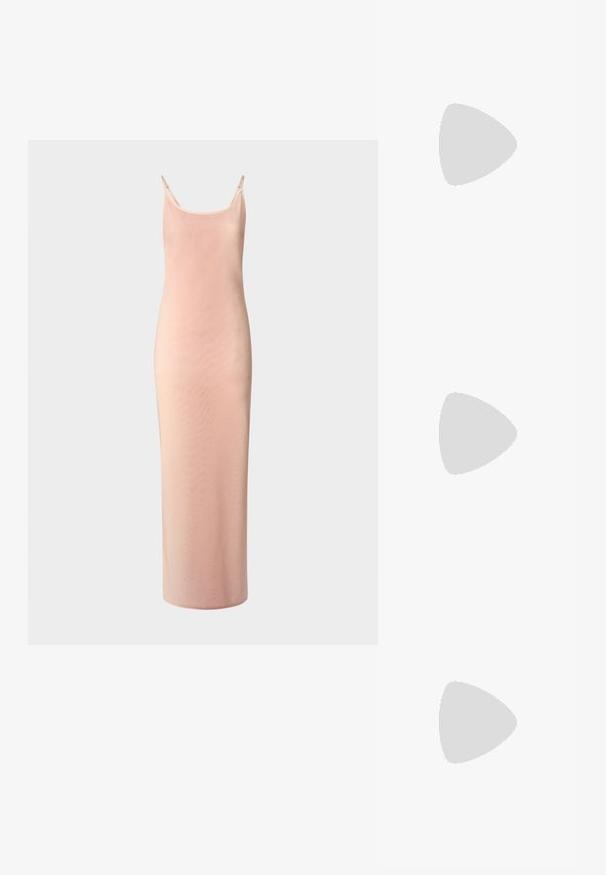 Lang, tætsiddende kjole i blødt lyserødt stof. Har tynde stropper, en scooped halsudskæring og en glat tekstur med en let glans.; Beige patenterede læder slingback hæle med spids tå og 5 cm hæl, med udskårne sider og en tynd ankelrem.; Skildpaddemønster solbriller med aflange ovale linser, brun farve, guldlogo accenter på stængerne og slanke sorte arme.; Beige mønsteret taske med en buet form, læderdetaljer og et guldtonet logo på fronten. Har et kort håndtag for nem bæring.; Perle- og krystalhalskæde med et rundt, perlekantet design i lyse nuancer, der præsenterer skiftevis perler og glitrende detaljer, båret om halsen.