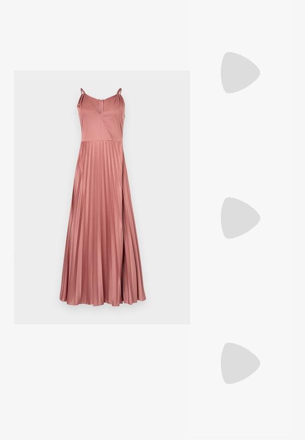 Lång, plisserad klänning i mjuk rosafärgad tyg, med tunna axelband, V-ringning och ett nyckelhål bakstängning. Slät textur och elegant fall.; Svart spetsig slingback-sko med låg klack, som har ett slätt lädermaterial och utskärningsdesign på sidan för andningsförmåga.; Svart läderhandväska med en texturerad yta, utrustad med två ovandelar, en avtagbar axelrem och en detalj med silverlås.; Guldpläterat halsband med en slät, böjd central accent. Har en flexibel kedja med en kräfta-stängning och ytterligare justerbara kedjelänkar.