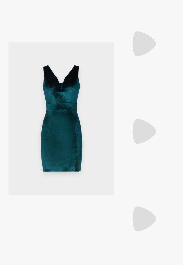 Tirkizna plišana haljina s V-izrezom i kontrastnim crnim naramenicama. Uže krojenje, sa bočnim prorezima za dodatni detalj.; Zlatni metalik slingback sandali s šiljatim vrhom i debelim potpeticama. Glatka tekstura, minimalistički dizajn i uski remen.; Crna kožna torba s glatkom teksturom. Ima podesivu naramenicu i elegantan, minimalistički dizajn s zatvaranjem na patentni zatvarač.; Zlatne naušnice u obliku obruča s uvrnutim dizajnom, s teksturiranim površinama i malim mehanizmom za zatvaranje. Promjer iznosi otprilike dva inča.