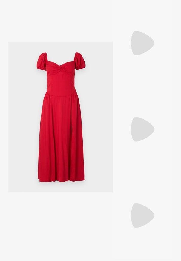 Crvena haljina s kratkim nabranim rukavima, uskim korzetom i lepršavom suknjom. Ima čvorasti detalj sprijeda i bočni prorez. Mekani, lagani materijal.; Crna lakirana slingback cipela s izduženim vrhom, remenčićima oko gležnja s srebrnim kopčama i dijelovima, te vitkim potplatom.; Zlatna metalna torba s uređenim dizajnom, glatkom teksturom i podesivim remenom. Ima jedinstven trokutasti oblik i minimalističko šivanje.; Naušnice zlatne boje s teksturiranim, valovitim oblicima. Uključuju skulpturalne kopče i dizajn otvorene kružnice s kovanom završnom obradom.