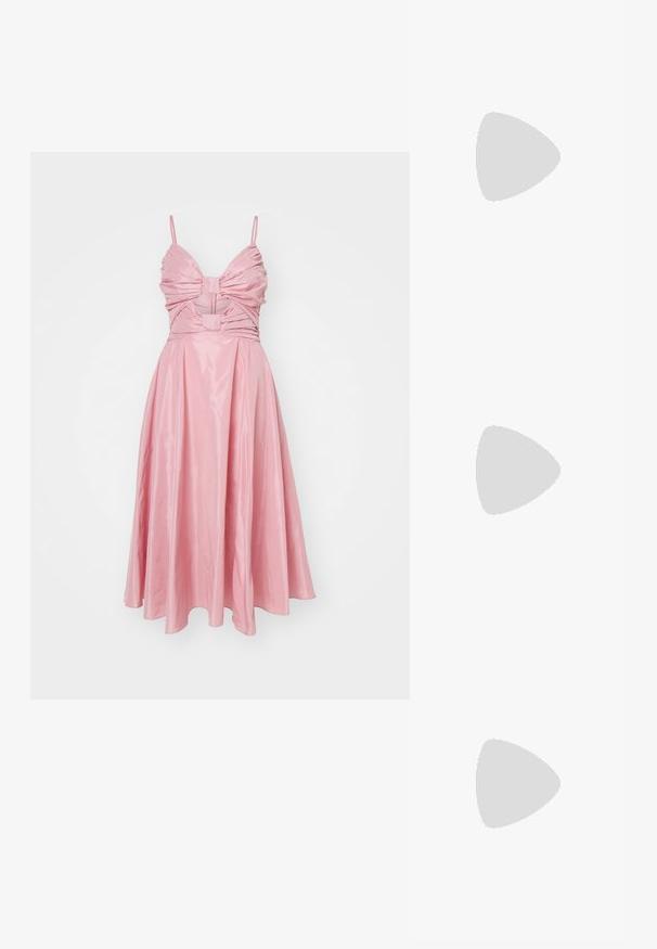 Roze satijnen jurk met een getailleerde lijfje en geplooide stof, spaghettibandjes en een uitlopende rok tot op de knie. Gebreid met een gladde afwerking.; Zwarte gepatenteerde leren slingback pumps met een spitse neus, verstelbare enkelband en een gematigd blokhak. Gladde textuur met een glanzende afwerking.; Zwarte leren handtas met een gestructureerde oppervlakte, zilveren hardware, sluiting met een haak, en een korte handgreep om te dragen. Compacter en gestructureerd ontwerp.; Gouden metalen oorbellen met een gedraaide design, een gladde, glanzende oppervlakte en ronde vormen. Elke oorbel is ongeveer 5 centimeter groot.