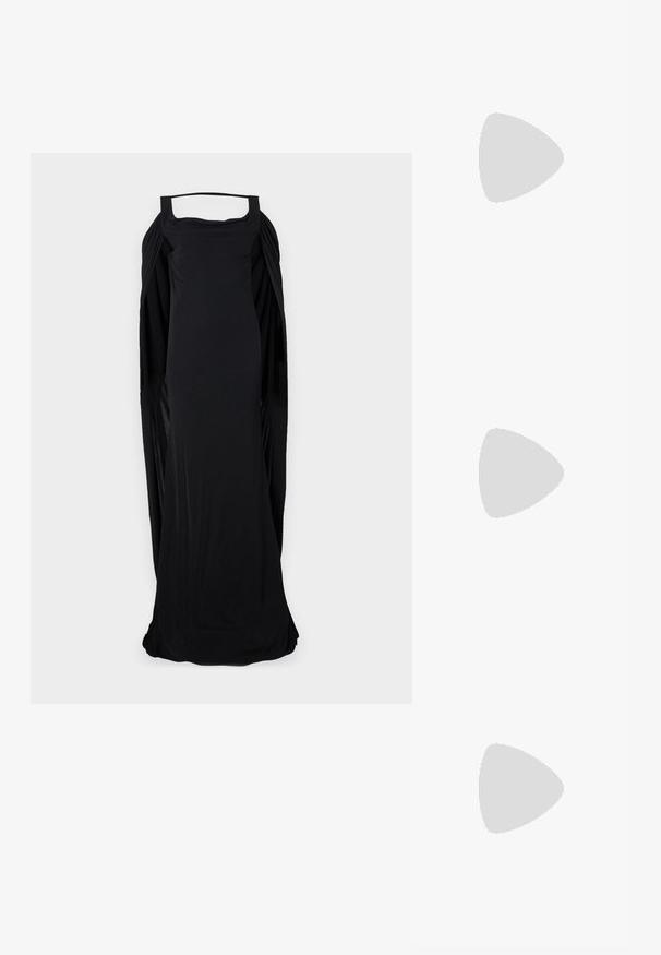 Abito nero senza maniche con scollatura quadrata, caratterizzato da fianchi drappeggiati e una silhouette lunga e fluida, realizzato in un tessuto morbido e elastico.; Sneakers in pelle bianca, design low-top, caratterizzati da una texture liscia, punta rotonda, chiusura con lacci e un piccolo logo ricamato sul lato.; Borsa a mezzaluna nera in pelle con dettagli in hardware dorato, dotata di chiusura con zip. Indossata a tracolla sopra un maglione grigio.; Orecchini a perno in tono oro con design intrecciato. Ogni orecchino presenta uno sfondo circolare trasparente per una vestibilità sicura.