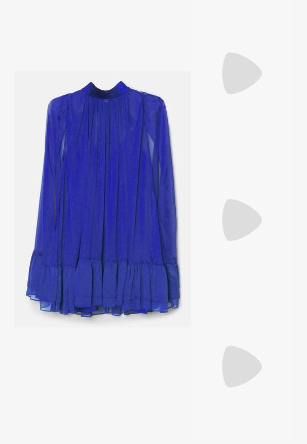 Alice + Olivia ZENON TIE CAPE MINI DRESS - Koktel haljina / svečana haljina - royal; Crne lakirane slingback pete s oštrim vrhom, s teksturiranim uzorkom zmijske kože, podesivom remenom i kratkom, teksturiranom blok-petom.; Crna kožna torba preko ramena s dva prednja džepa, zlatnim kopčama, zatvaranjem na zip i uskim remenom. Teksturirana površina i kompaktan pravokutan oblik.; Zlatne naušnice s pravokutnim, prozirnim kristalom koji visi ispod niza malih, okruglih prozirnih akcenata. Elegantni, moderni dizajn.