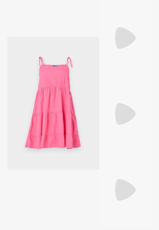 HUGO KARAMELA - Dnevna obleka - dark pink; Črne visoke sandale na peto imajo tanke naramnice z vozlom, gladek kvadratni toe in eleganten stiletto peto.; Svetlo siva kovinska torbica z verižnim ročajem, okrašena z majhnimi okroglimi kovinskimi bleščicami in trikotnim logotipom blagovne znamke.; Srebrne obročaste uhane z gladko, sijočo površino. Zaobljena oblika, lahka zasnova, z zapiranjem na zatič.