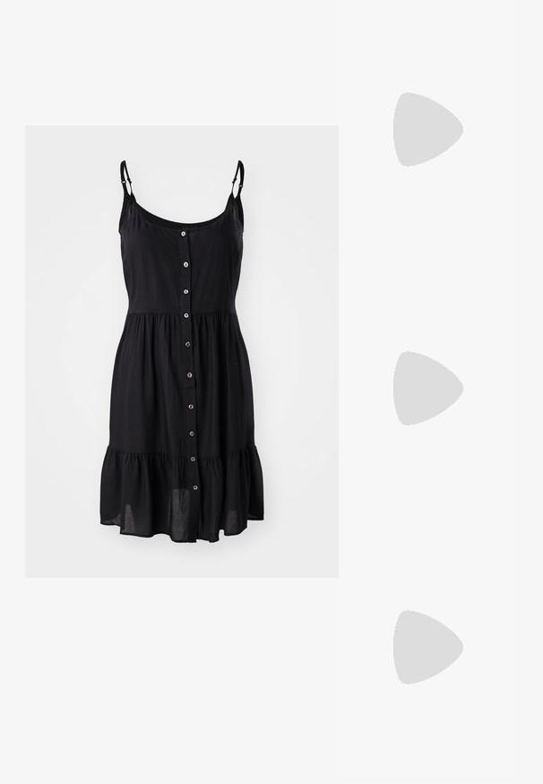 Čierne bezrukávové šaty s predným zapínaním na gombíky, volánkovým lemom a nastaviteľnými ramienkami vyrobené z ľahkého materiálu.; Zlaté kovové lodičky na podpätku so špicatou špičkou a robustným podpätkom. Hladký povrch, minimalistický dizajn a úzka remienok.; Čierna kožená kabelka s zaobleným tvarom, odnímateľným popruhom a zlatými doplnkami. Kabelka má klopu s detailom s prackou.; Náušnice z kovu v zlatej farbe s elegantným, zakriveným dizajnom. Majú charakteristický špicatý tvar, leštený povrch a uzáver na pánt.