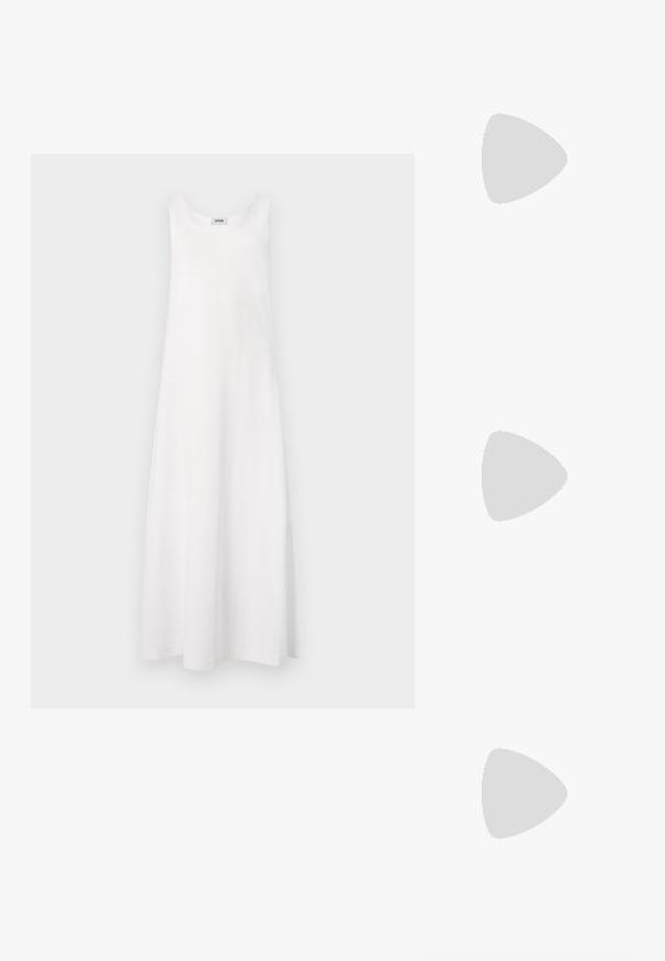 DRYKORN LOZIA biały; Czarny t-shirt z krótkim rękawem wykonany z miękkiej bawełny, z okrągłym dekoltem, luźnym krojem i gładką fakturą. Bez widocznych wzorów ani grafik.; Czarne sandały na obcasie z plecionym paskiem, kwadratowym noskiem i regulowanym paskiem na kostkę. Jasnobeżowa wkładka z błyszczącym czarnym obcasem.; Czarna skórzana torebka z zebranym wykończeniem, z dwoma krótkimi uchwytami i długim regulowanym paskiem. Gładka tekstura, zaokrąglony kształt.