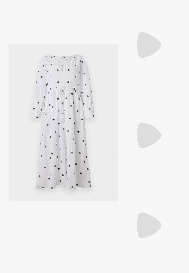 Bijela haljina s dugim rukavima i V-izrezom. Ima crni cvjetni vez i struk s vezicom i resicama. Mekana, lagana tkanina.; Crne kožne balerinke, uski vrh, minimalistički dizajn, glatka tekstura, niska peta, bez vidljivih dodataka ili ukrasa.; Crna kožna torba preko tijela s glatkom teksturom, pravokutnim oblikom i metalnim lancem na prednjoj strani. Uključena je podesiva naramenica.; Srebrna dvostruka prsten s glatkom, poliranom površinom. Karakterizira ga fluidan, zakrivljen dizajn s preklapajućim sekcijama za moderan izgled.