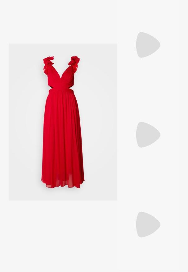 Punainen maxi-mekko, jossa on syvä V-pääntie,pleated-vyötärö ja röyhelöiset olkaimet. Pehmeä, valuva kangas A-linjaisella siluetilla.; Mustat lakatut korkokengät, joissa on avonaiset sivut, säätömahdollisuus nilkkahihnassa ja teräväkärkinen muoto. Suora pinta.; Mustat ylisuurten kehysten aurinkolasit, joissa on liukuväri-linssit, paksut kehykset ja kultasävyiset ketjustuskoristeet temppeleissä.; Musta käsilaukku, jossa on rakenteellinen muoto, sileä pinta ja metallinen solki. Yhdistetty leveisiin mustiin housuihin ja avonaiheisiin sandaaleihin puulattialla.
