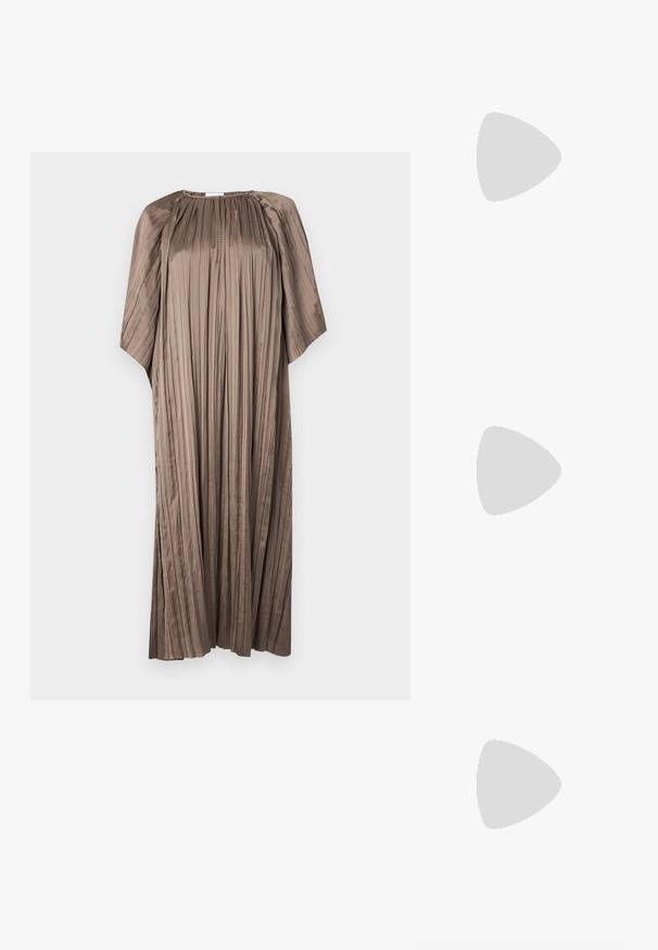 Brun plissert kjole laget av glatt stoff med rund hals og løse ermer, med vertikale foldesdetaljer over hele.; Sorte lærballerina med spiss tå, minimalistisk design, glatt tekstur, lav hæl uten synlig metall eller dekorasjoner.; Svart lær crossbody-veske med glatt tekstur, rektangulær form og metallkjede detaljer på framsiden. Justerbar stroppe inkludert.; Sølv dråpeøreringer med firkantet studs, med en glatt, polert overflate og en tåreformet design som reflekterer lys med en blank overflate.