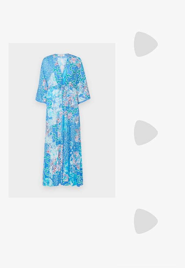 Diane von Furstenberg BORIS DRESS - Maxi šaty - blue; Černé kožené slingback podpatky s špičatou špičkou, minimalistický design, tenký popruh kolem kotníku a štíhlý jehlový podpatek. Hladká textura.; Prošívaná béžová kožená kabelka se zlatou kovovou bižuterií, řetízkovým popruhem a horní rukojetí. Obsahuje přední klopu a podpisový detail loga.; Náušnice ve zlatém tónu s plynulým, zakřiveným designem. Každá náušnice má hladký povrch a malý uzávěr s ozdobným detailem.