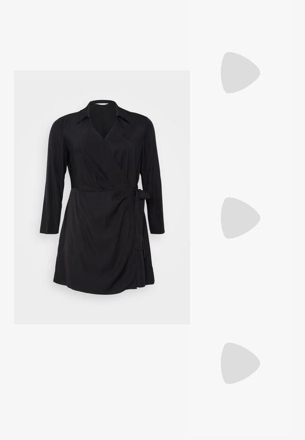 Abito nero avvolgente con maniche lunghe, colletto e dettaglio in vita legato. Realizzato in un tessuto morbido e liscio con silhouette drappeggiata.; Scarpe con tacco alto slingback argento con punta affusolata, finitura metallica, due cinturini decorativi e un tacco sottile con punta nera.; Borsa a tracolla nera in pelle con una texture liscia. Presenta una tracolla regolabile e un design elegante e minimalista con chiusura a zip.; Anelli in resina trasparente e ambra, uno liscio e trasparente, l'altro con una finitura testurizzata in ambra. Entrambi presentano un design rotondo e corposo.