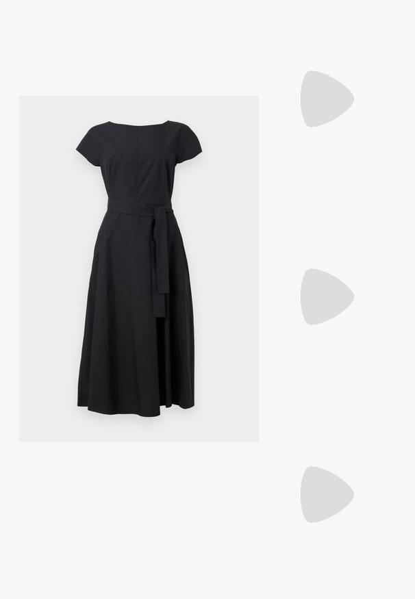 Schwarzes Kleid aus Stoff mit kurzen Ärmeln, einem runden Ausschnitt, einem figurbetonten Oberteil und einer taillierten Taille, das in einen Midilängenrock übergeht.; Weißes kurzärmliges T-Shirt aus geripptem Stoff. Runder Halsausschnitt, normale Passform und dezente Nähte. Keine Muster oder Grafiken.; Schwarze Leder-Ballettschuhe mit abgerundeter Spitze, glatter Textur, minimalen Nähdetails und einem flexiblen Sohlen-Design.; Braune Ledertasche mit Klappenverschluss, Beschlägen in Goldfarbe, einem Schultergurt und einer glatten Oberfläche. Kompakte rechteckige Form.