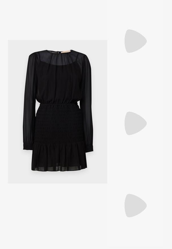 Schwarzes Kleid mit langen durchsichtigen Ärmeln, einem gesmockten Taillenbereich und einem geschichteten, rüschengeschmückten Saum. Aus leichtem, fließendem Stoff gefertigt.; Schwarze Lack-Slingback-Pumps mit spitzem Zehenbereich, versehen mit strukturiertem Schlangenprint, verstellbarem Riemen und einem kurzen, strukturierten Blockabsatz.; Schwarze Leder-Umhängetasche mit zwei vorderen Taschen, goldenen Schnallen, Reißverschluss und einem schmalen Tragegurt. Texturierte Oberfläche und kompakte rechteckige Form.; Ohrringe in Goldfarbe mit einem rechteckigen, durchsichtigen Kristall, der unter einer Reihe kleiner, runder klarer Akzente hängt. Elegantes, modernes Design.