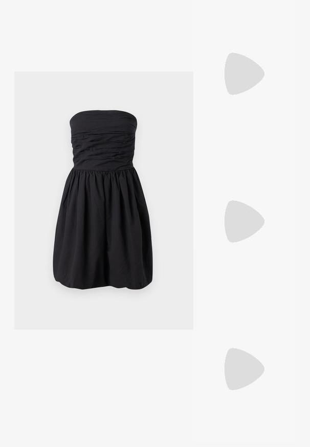 Vestido preto sem alças com tecido franzido na parte do corpinho e uma saia ampla. Feito de material leve com uma textura suave.; Sandy em verniz preto com salto slingback, ponta afilada e salto geométrico. Apresenta um design elegante e minimalista com textura suave.; Bolsa amarela em pele de crocodilo falsa, com um design estruturado, pega no topo, alça de corrente removível e decoração de cristal no fecho.; Brincos em tom de ouro com formas onduladas e texturizadas. Inclui studs escultóricos com presilha e um design de argola aberta com um acabamento martelado.