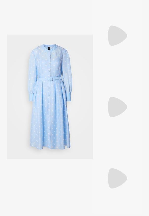 Hellblaues Langarmkleid mit weißen Punkten, Knopfleiste vorne und tailliertem Gürtel. Hat einen runden Kragen und einen plissierten Rock.; Schwarze Absatzmules mit einem strukturierten Obermaterial, offenen Zehen und einem quadratischen Blockabsatz. Schlanke und minimalistische Silhouette.; Schwarze Leder-Clutch mit rechteckiger Form, glatter Textur, flacher Klappe und einem kleinen Griff seitlich. Enthält ein dezentes Logo.; Silberne Ohrringe aus Metall mit runden Formen, polierter Oberfläche und dezenten Gravuren der Marke "BOSS" im unteren Bereich.