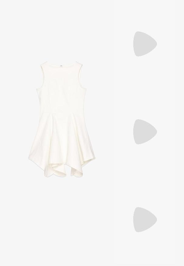 Abito bianco senza maniche con un design svasato, realizzato in tessuto testurizzato; presenta un collo rotondo e un orlo asimmetrico.; Sandal in beige piatta con multiple cinghie sottili e una fibbia regolabile. La suola è piatta con un leggero contrasto scuro lungo il bordo.; Occhiali da sole con montatura in metallo dorato e lenti marrone sfumate. Presenta una forma geometrica unica e accenti marroni sulle tempie. Design leggero.; Clutch bag in pelle nera con tracolla in catena dorata, caratterizzato da una superficie liscia, forma rettangolare e branding in rilievo sul davanti.