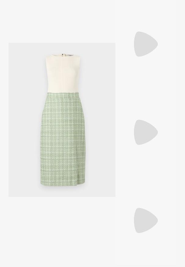 Ermeløs kjole med en ribbestrikket kremfarget topp og et grønt teksturert stoffskjørt som har et lyst rutemønster. Lukkes med glidelås i siden.; Sorte patent lær slingback-heler med spiss tå, lav stilettostøvel og et stilrent, enkelt design uten dekorasjoner.; Svart håndveske med strukturert form, jevn tekstur og metallisk lås. Kombinert med brede svarte bukser og sandaler med åpen tå på tregulv.; Sølvblomstformede ørevipper med en teksturfinish, der har lange kroker og kronbladlignende detaljer for et intrikat design.