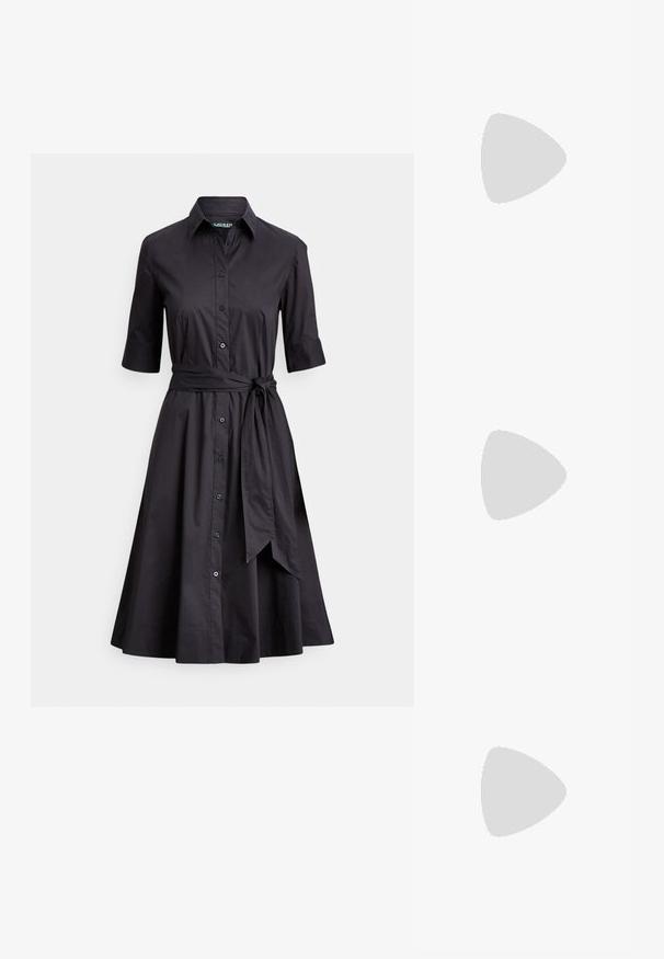 Svart skjortekjole laget av glatt stoff med knappestolpe foran, korte ermer, belte som bindes i midjen, og en utsvingt skjørt.; Sorte høyhælte sandaler med glatt skinnoverside, åpen tå og et enkelt stroppdesign med en gullspenne som aksent.; Svart lærveske med en strukturert design, med glidelås, avtakbar stropp og detaljer i gull.; Gullfarget knute stud-øreringer med en vridd design. Hver ørering har en sirkulær klar bakside for sikker bruk.