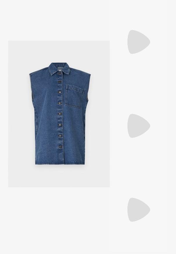 Denim bezrukávová košeľa v tmavomodrej farbe. Obsahuje klasický golier, predné gombíkové zapínanie a jednu náprsné vrecko. Hladký povrch.; Biele slingback topánky na podpätku s ostrou špičkou, hladkým vrchným materiálom, nízkym blokovým podpätkom a bočným výrezom s nastaviteľným remienkom na pracku.; Okrúhle slnečné okuliare s tmavými šošovkami a zlatým rámom. Modelka má na sebe svetlomodrý pletený kardigán s gombíkmi a bielymi rukávmi v kontraste.; Michael Kors zápästná taška v béžovej potiahnutej plátenej tkanine s opakujúcim sa vzorom loga MK, zlatým kovania a odnímateľným reťazovým popruhom.