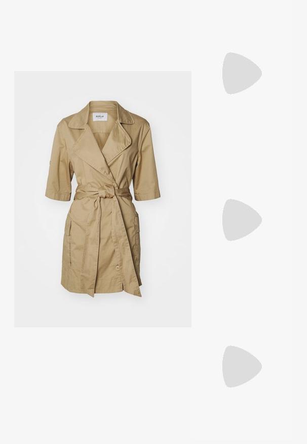 Khaki trenčkot s páskem v pase, krátkými rukávy, skládacím límcem a postranními kapsami. Vyrobeno z lehkého materiálu s hladkým povrchem.; Hnědé kožené kovbojské boty s špičatou špičkou a blokovým podpatkem, se zdobným prošíváním a vyvýšenými akcenty na nárazu.; Malá krémová kabelka s texturovaným povrchem, dlouhým nastavitelným popruhem, řetízkovým akcentem a klopou. Ozdobné detaily zlaté barvy.; Stříbrné kruhové náušnice s minimalistickým designem. Kruh, hladký povrch a tenký profil. Lehká konstrukce s lesklým povrchem.