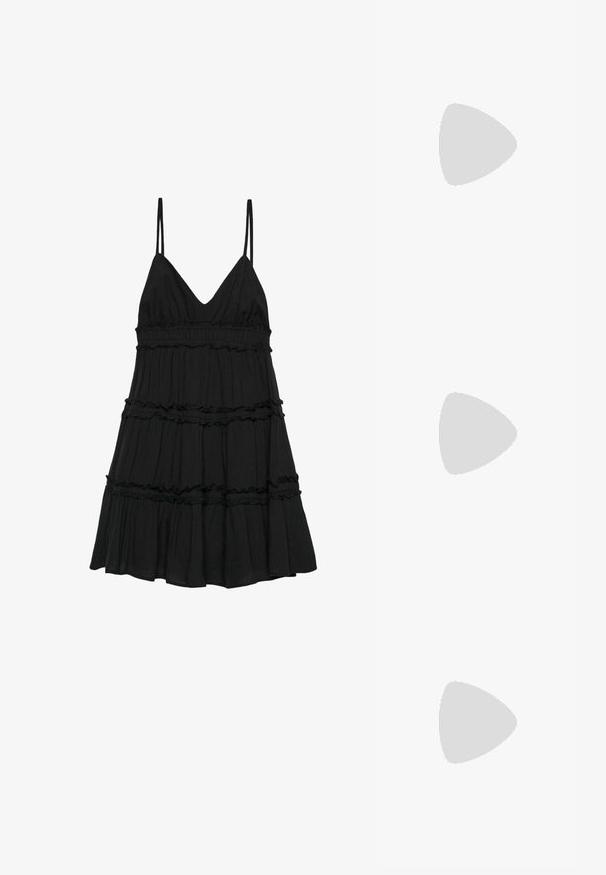Vestito camisole nero a strati con spalline sottili, caratterizzato da un décolleté a V, vita arricciata e strati volant per texture.; Stivale alla caviglia in suede color ocra con tre strati di frange. Punta affusolata e tacco basso a blocco. Texture liscia su tutta la superficie.; Borsa a tracolla in pelle nera con forma curva, superficie texturizzata, borchie decorative lungo i lati e una corta tracolla borchiata.; Collana con catena placcata in oro, caratterizzata da un design a rete fine e flessibile, dotata di un gancio sicuro e di una catena di lunghezza regolabile per la personalizzazione.