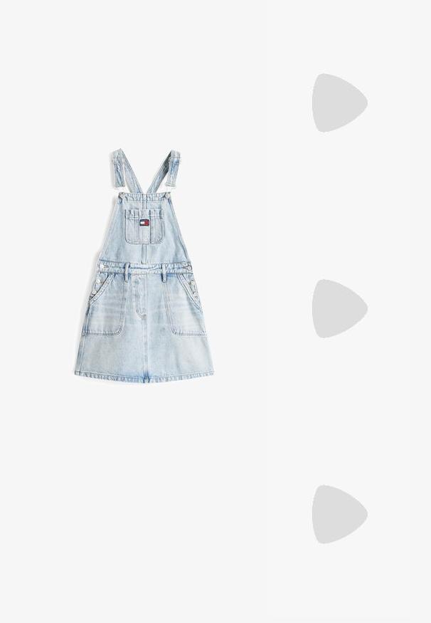 Vaatearka denim-vaate vaaleansinisenä, jossa on säädettävät hihnat, nelikulmainen tasku, kaksi etutaskua ja napitusyksityiskohtia sivuilla.; Valkoinen lyhythihainen t-paita, joka on valmistettu puuvillasta. Siinä on pyöreä kaula-aukko ja sileä pinta, jossa on vain vähän näkyvää ommelta helmassa.; Valkoiset matalavartiset kengät paksuilla pohjilla ja nauhoilla, joissa on reikäkuviointi sivuilla ja varpaissa, esillä valkoisella taustalla.; Sininen nahkakäsilaukku pyöreällä muotoilulla, yhdellä olkahihnalla, vetoketjukiinnityksellä ja kohokuvioidulla brändinimellä edessä. Sileä pinta.