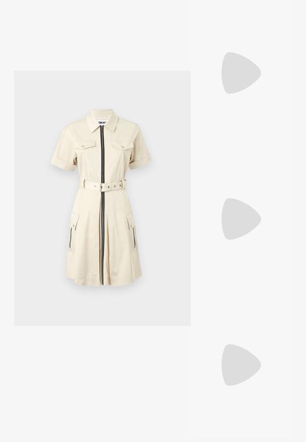 Μπεζ φόρεμα κοντό μανίκι με φερμουάρ μπροστά, ζώνη στη μέση, δύο τσέπες στο στήθος και πλαϊνές τσέπες. Το ύφασμα έχει λεία, ελαφριά υφή.; Μαύρη μπότες μέχρι το γόνατο, από λείο δέρμα, με φαρδύ τακούνι, στρογγυλή μύτη, υφασμάτινη σόλα με λαβή, κομψός σχεδιασμός χωρίς διακοσμητικά στοιχεία.; Μαύρα γυαλιά ηλίου από τιρμπαζά με ορθογώνιους φακούς, καφέ απόχρωση, παχύ σκελετό και χρυσή λεπτομέρεια διπλού λογότυπου G στον βραχίονα.; Μαύρη δερμάτινη τσάντα hobo με λεία, γυαλιστερή υφή, που διαθέτει φαρδύ, κυρτό χερούλι και διακριτική πτυχή μπροστά με μεταλλικό κλείσιμο.; Χρυσές σκουλαρίκια κρίκοι με φίνιρ που απεικονίζει διακόσμηση από καβουριάρικο, διαθέτοντας λεία επιφάνεια και κομψό, κυκλικό σχήμα.