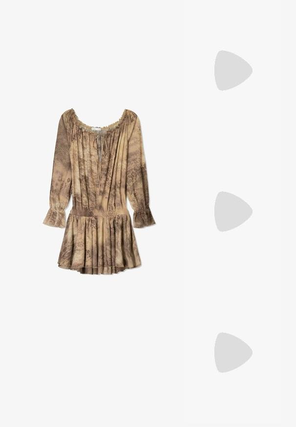 Braun gemustertes Kleid mit langen Ärmeln, elastischer Taille, rüschigem Halsausschnitt und ausgestellt Ärmeln. Hergestellt aus leichtem Stoff mit subtiler Optik.; Schwarze Leder-Sandalen mit Absatz, ausgestattet mit dünnen Riemen, einer quadratischen Zehenpartie und einem Stiletto-Absatz. Verstellbarer Knöchelriemen für eine optimale Passform. Glatte Textur.; Schwarze Sonnenbrille mit rechteckigem Rahmen, hellblauen Gläsern, mattem Finish und silbernen Akzenten an den Scharnieren. Hergestellt in Italien.; Schwarze synthetische Schultertasche mit geschwungenem Silhouette, strukturiertem Finish, goldenem Dreiecks-Logo und abnehmbaren Hardware-Akzenten.