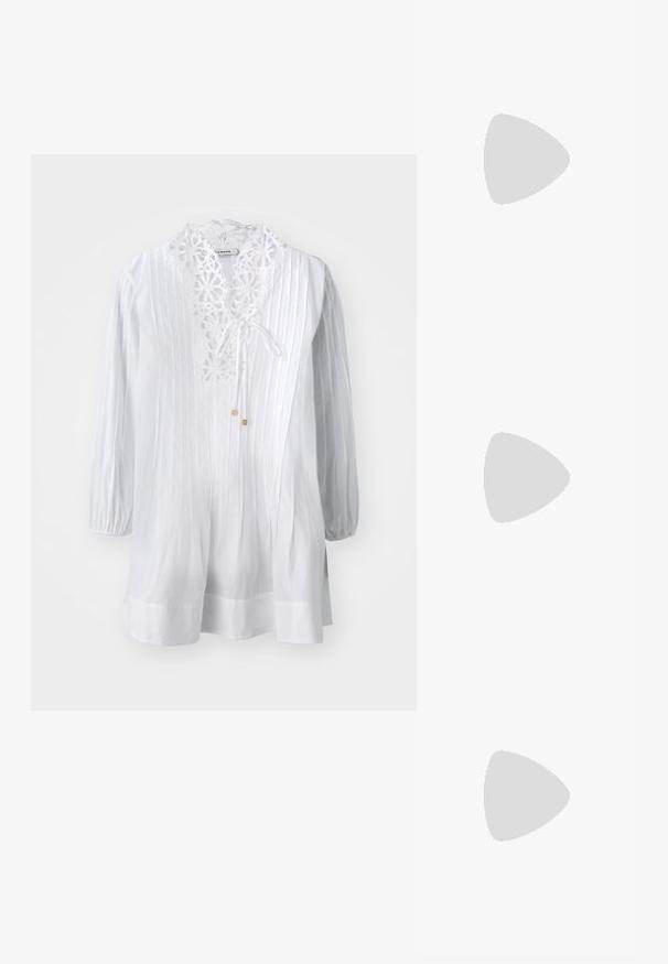 Blusa bianca con colletto in pizzo decorativo, maniche lunghe a sbuffo e righe verticali. Include una chiusura a cravatta e sottili dettagli dorati.; Scarpa slingback in pelle nera con punta affusolata, tacco basso e dettaglio decorativo a fibbia sulla parte superiore. Texture liscia, design minimalista.; Borsa a tracolla nera in pelle con due tasche frontali, fibbie dorate, chiusura con zip e una tracolla sottile. Superficie texturizzata e forma rettangolare compatta.; Orecchini in tonalità dorata con un cristallo trasparente rettangolare sospeso sotto una fila di piccoli accenti trasparenti rotondi. Design elegante e moderno.