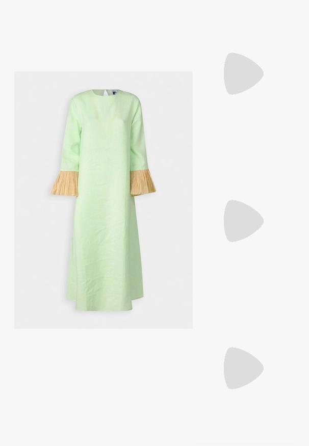 Sleeper CRUSOE DRESS - Maxikjoler - pastel green; Guldhælede sandaler med en knyttet front, plisseret tekstur og en ankelrem. Blokhælen har et ribbet design, der forbedrer grebet.; Sort læder bucket taske med en struktureret overflade, guld hardware detaljer og en åben top. Har et kort håndtag og justerbar skulderrem.; Guldtonede knude-stud øreringe med et vredet design. Hver ørering har en cirkulær klar bagside for sikker brug.