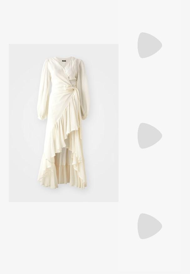 Haljina na vezivanje u krem boji s dugim rukavima i volanima. Izrađena od lagane, teksturirane tkanine s vezanjem u struku i V-izrezom.; Crna kožna cipela s visokim potpeticama, špicastim vrhom i metalnim srebrnim vrhom. Ima glatku završnu obradu i tanku petu visine 10 cm.; Crna kožna torbica s preklopom, zlatna lančana naramenica i dekorativni zlatni detalj s uzdignutim slovima, glatka tekstura.; Nakit od srebrne boje s prozirnim, sjajnim kamenjem različitih oblika, uključujući okrugle i marquise, raspoređeni u cvjetni uzorak.