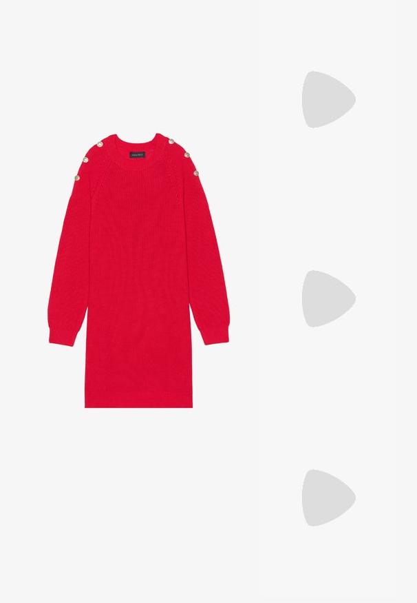Robe en tricot rouge avec des manches longues, des poignets côtelés et des boutons aux épaules. Elle possède un col rond et une coupe décontractée.; Escarpins slingback en cuir verni noir avec un embout pointu, un design à découpes arrondies et un talon carré. Présente un accent de boucle en ton doré.; Lunettes de soleil noires surdimensionnées avec des verres dégradés, monture épaisse et détails en chaîne dorée sur les branches.; Sac à main noir à la forme structurée, texture lisse et fermoir métallique. Associé à un pantalon noir ample et des sandales ouvertes sur un sol en bois.
