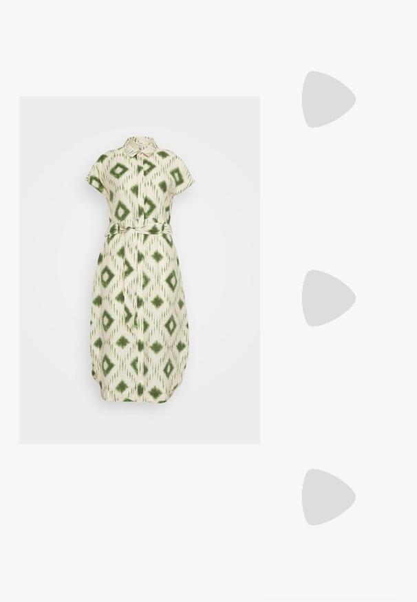 Object OBJBERRY LONG DRESS  - Marškininė suknelė - sandshell/peridot; Juodas patentuotas odinis aukštakulnis batelis su siauru pirštu, reguliuojama kulkšnies juosta ir atvirais šonais. Lygi tekstūra.; Juodas rankinė struktūrizuota forma, lygi tekstūra ir metalinis užsegimas. Suporuota su plačiomis juodomis kelnėmis ir atvirais bateliais ant medinių grindų.; Sidabriniai auskarai įsukto žiedo dizaino, su tekstūruotu paviršiumi ir briaunotu akcentu, pritvirtinti su užsegimu ant kotelio.