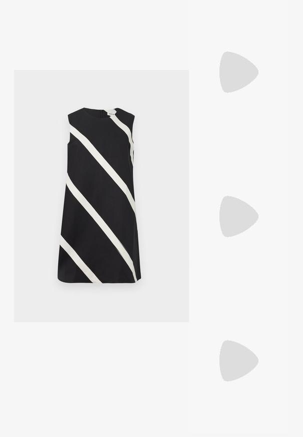 Fekete, ujjatlan ruha széles fehér átlós csíkokkal és kerek nyakkivágással.; Fekete bőr slingback pumpa hegyes orral, alacsony sarokkal és sima textúrával. Vékony, állítható pánttal rendelkezik a biztos illeszkedés érdekében.; Fehér bőrtáska ívelt formájú, elöl feltűnő "CK" logóval, egyetlen vállpánttal. Cipzáras zárás a tetején.; Ezüst karika fülbevaló, sima felülettel, az alsó széleken egy sor apró, tiszta kővel, és hátulról rögzített záródással.