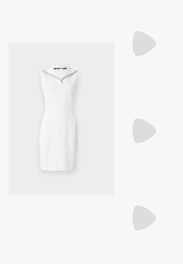 Hvit utenermet kjole med en teksturert overflate, har en v-hals og en seilertype krage med svart trim. Midt-lår lengde.; Sorte patentlær slingback-sko med spiss tå, detaljer i sølv og lav blokkheel. Glatt, skinnende tekstur gjennom hele.; Svart lær crossbody-veske med glatt tekstur, rektangulær form og metallkjede detaljer på framsiden. Justerbar stroppe inkludert.; Sølv dråpeøreringer med firkantet studs, med en glatt, polert overflate og en tåreformet design som reflekterer lys med en blank overflate.