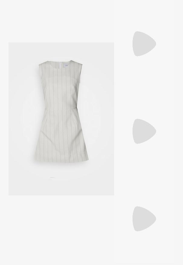 Ioana Ciolacu MINI DRESS - Freizeitkleid - white; Schwarze Leder-Balletschuhe, spitze Zehenform, minimalistische Gestaltung, glatte Textur, niedriger Absatz, keine sichtbaren Beschläge oder Verzierungen.; Schwarze Leder-Crossbody-Tasche mit glatter Textur, rechteckiger Form und metallic-kettendetail auf der Vorderseite. Verstellbarer Gurt inklusive.; Goldfarbener Ring mit einem organischen, gedrehten Design, glatter Oberfläche und sich verjüngenden Enden, was ein modernes, skulpturales Erscheinungsbild erzeugt.
