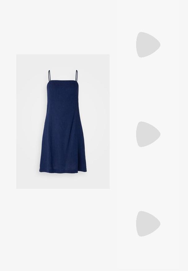 Gap Tall Denné šaty - dark indigo; Zlaté sandále na vysokom opätku s remienkom, špicatou špičkou, metalickým povrchom, štíhlym remienkom na členku a textúrovaným opätkom. Elegantný dizajn s minimálnymi akcentmi.; Biela kožená kabelka cez rameno s hladkým povrchom, obdĺžnikovým tvarom, preklápacím uzáverom a nastaviteľným remienkom. Jednoduché šitie.; Prsteň v zlatej farbe s organickým, skrúteným dizajnom, hladkým povrchom a zužujúcimi sa koncami, vytvárajúci moderný, sochársky vzhľad.
