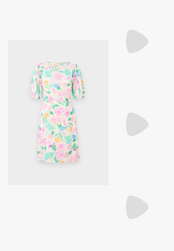 Luftig klänning av lätt tyg med ett pastellblommönster i rosa, blått, gult och grönt. Korta puffärmar betonar designen.; Svart läder slingback-hälar med spetsig tå, med en smal klack och en guldtonad detalj på den justerbara remmen. Slät textur.; Svart läderhandväska med en strukturerad design, som har en avskuren form, ett handtag upptill och guldiga detaljer. Justerbar axelrem ingår.; Silverfärgade hoopsörhängen med en slät, böjd design. Har en glänsande metallisk yta och ett stiftlås. Inga synliga mönster eller detaljer.