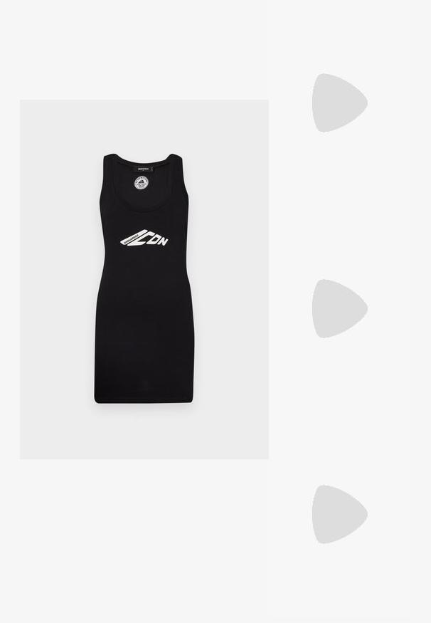 Musta tankkimekko, joka on valmistettu jersey-kankaasta, jossa on avara kaula-aukko ja vartalonmuotoa korostava leikkaus, valkoisella painetulla logogrammilla.; Valkoinen lyhythihainen t-paita, joka on valmistettu ribbytedusta kankaasta. Pyöreä pääntiie, normaali istuvuus ja hienovaraiset ompeluyksityiskohdat. Ei kuvioita tai grafiikkaa.; Musta nahkainen ballerina, jossa on pyöristetty kärki, sileä pinta, minimaalinen ommelkoristelu ja joustava pohjamuotoilu.; Ruskea nahkainen käsilaukku, jossa on läppäkiinnitys, kultasävyiset yksityiskohdat, olkahihna ja sileä pinta. Kompaktin suorakaiteen muotoinen.