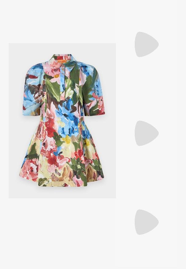 Stine Goya STRUCTURED SLEEVE MINI DRESS - Rochie tip cămașă - loves mel oves me not; Sandale plate împletite galbene, cu două curele încrucișate, un detaliu legat în față și un toc inferior, de culoare maro.; Tory Burch ROMY PEBBLED SATCHEL - Geantă de mână - tiramisu; Cercei aurii cu un design curbat și fluid. Fiecare cercei are o suprafață netedă și un mic sistem de prindere cu un detaliu decorativ.