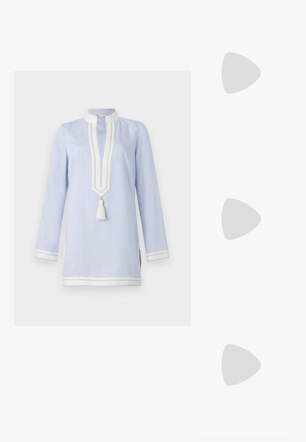 Tunică de culoare albastru deschis cu mâneci lungi, având un guler alb cu benzi, dungi decorative albe și un detaliu cu ciucure la decolteu.; Tricou alb cu mânecă scurtă, confectionat dintr-un material texturat. Gât rotund, tăietură regulară și detalii subtile de cusătură. Fără modele sau grafice.; Balerini din piele neagră, cu vârf rotund, textură netedă, detalii de cusătură minimale și un design al tălpii flexibil.; Geantă de piele maro cu închidere tip capac, accesorii de culoare aurie, curea de umăr și o textură netedă. Formă compactă și rectangulară.
