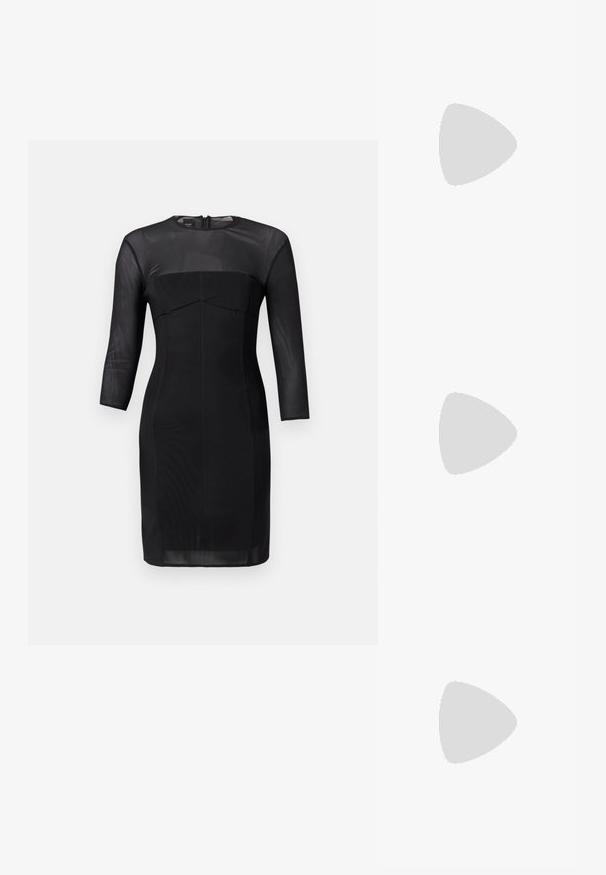 Črna prilagojena obleka z okroglo izrezom, tričetrtinskimi rokavi in strukturiranim korzetom. Narejena iz gladkega materiala z prozornim delom na izrezu.; Črne visoke sandale na peto imajo tanke naramnice z vozlom, gladek kvadratni toe in eleganten stiletto peto.; Svetlo siva kovinska torbica z verižnim ročajem, okrašena z majhnimi okroglimi kovinskimi bleščicami in trikotnim logotipom blagovne znamke.; Srebrne obročaste uhane z gladko, sijočo površino. Zaobljena oblika, lahka zasnova, z zapiranjem na zatič.