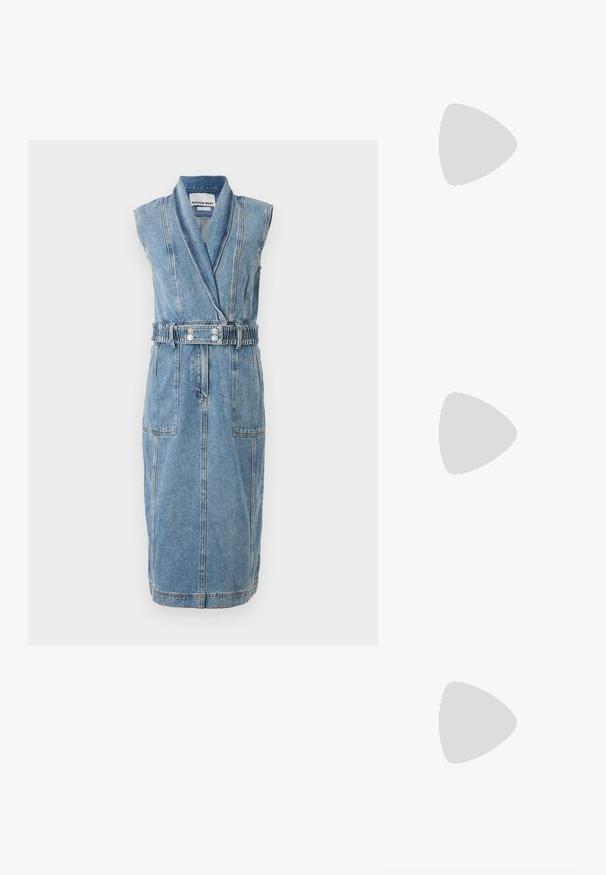 Džinsu kleita ar dziļu V veida kakla izgriezumu, bez piedurknēm, ar jostasvietu, divām priekšējām kabatām un kontrastējošu šuvju. Gaiši zila krāsa.; Melni ādas apavi ar noapaļotu purngalu, biezām bloku papēžiem un elastīgiem sānu akcentiem, apvienoti ar tumšām zeķubiksēm un melnu svārku ar šķirbu.; Melnā hobo soma, kas izgatavota no gludas ādas līdzīga materiāla, ar savītu rokturi, ar mīkstu, noapaļotu formu un augšējo rāvējslēdzēju.; Sudraba gredzenveida auskari ar minimālistisku dizainu. Cirkulāra forma, gluda tekstūra un plāns profils. Vieglu svaru ar spīdīgu apdari.