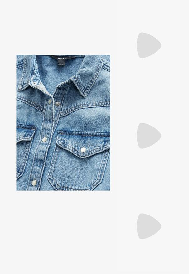 Vaaleansininen farkkupaita, jossa on kaksi etutaskua, nepparit ja kärkitakki. Rypytetty kangas, jossa näkyviä ompelutietoja.; Mustat korkeat platform-kengät, joissa on terävä kärki ja säädettävä nilkkaremmi. Valmistettu sileästä nahasta ja varustettu paksulla lohkokorkeudella.; Burgundy nahkalaukku, jossa on ainutlaatuinen kaareva kahva, teksturoitu pinta ja epäsymmetrinen muotoilu. Huomionarvoiset sivusaumayksityiskohdat.; Korukultainen korvakorut, joissa on teksturoituja, aaltoilevia muotoja. Mukana on veistokselliset klipsikorvakorut ja avoin rengasmalli, jossa on vasaroitu pinta.