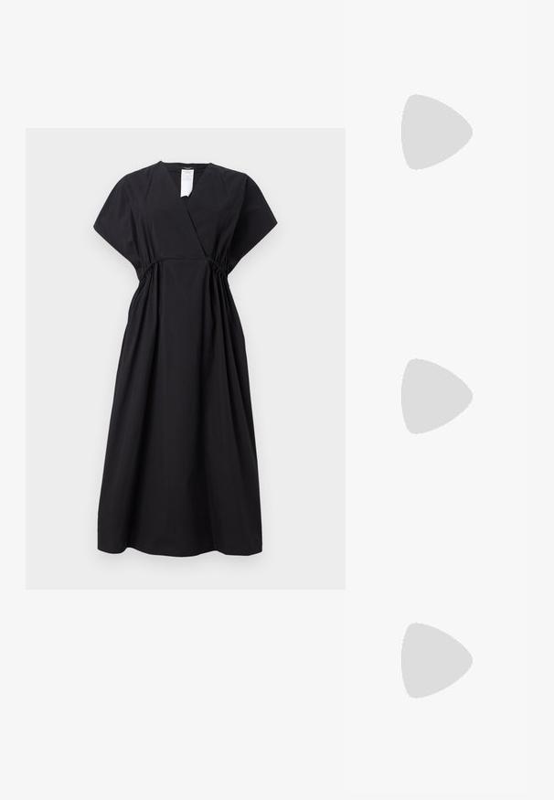 Crna haljina na preklop s kratkim rukavima, skupljenim strukom i lepršavim siluetom. Izrađena od laganog materijala, s dubokim V-izrezom.; Crne lakirane slingback pete s oštrim vrhom, s teksturiranim uzorkom zmijske kože, podesivom remenom i kratkom, teksturiranom blok-petom.; Crna kožna torba preko ramena s dva prednja džepa, zlatnim kopčama, zatvaranjem na zip i uskim remenom. Teksturirana površina i kompaktan pravokutan oblik.; Zlatne metalne naušnice u obliku obruča s zakrivljenim, izduženim oblikom. Imaju glatku, sjajnu površinu i zaobljeni vrh za dodatni detalj.