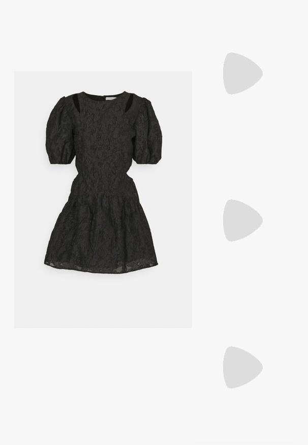 Svart blondekjole med pufferm, en tettsittende bodice og en utvidet skjørte. Utskjæringer på skuldrene. Glidelås bak.; Svart spiss tå slingback-sko med lav hæl, laget av jevnt skinnmateriale og med utskåret design på siden for pusteevne.; Svart lær skulderveske med en myk tekstur, trekantet form og justerbar stropp, kombinert med en lyseblå stripete skjorte og hvite bukser.; Sølvøreringer med en jevn, buet design. Har en blank metallisk finish og en studlås. Ingen synlige mønstre eller aksenter.